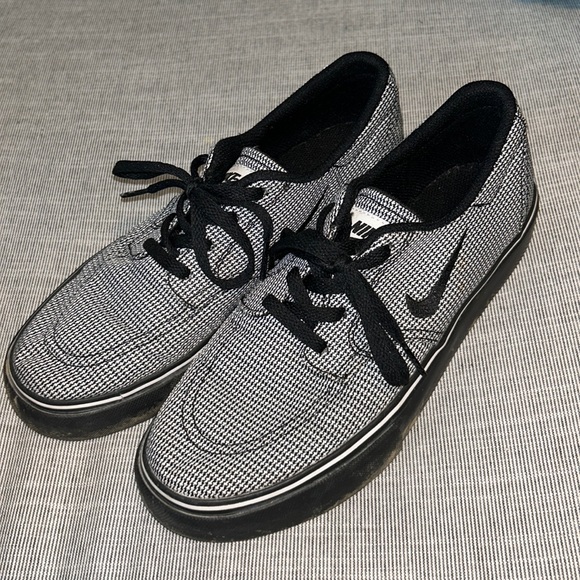 nike skateboard shoes white